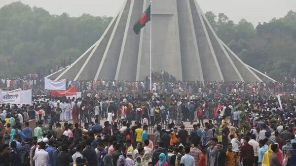 বিজয়ের দিনে স্মৃতিসৌধে মানুষের ঢল