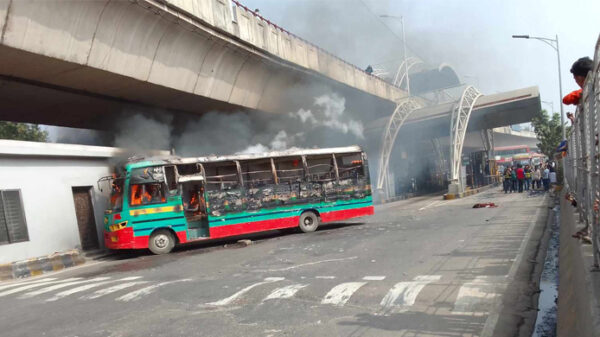 হানিফ ফ্লাইওভারের নিচে চলন্ত বাসে আগুন