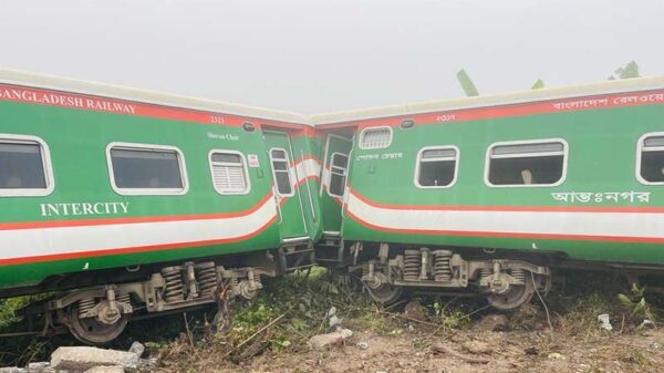 গাজীপুরে ট্রেনের ইঞ্জিনসহ ৭ বগি লাইনচ্যুত