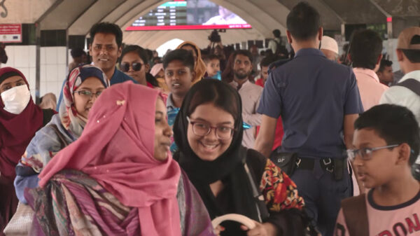 স্বস্তিতে ঢাকা ফিরছে মানুষ