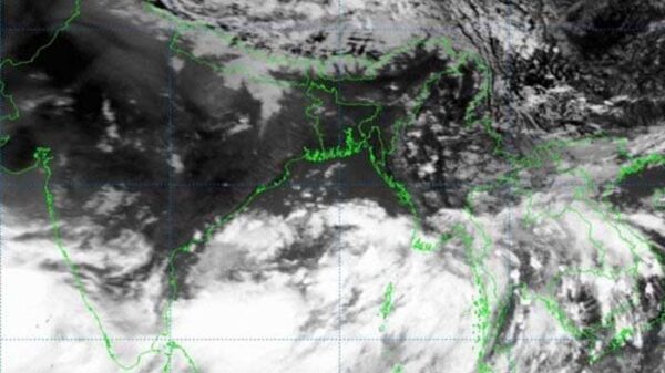 ১২০ কিমি বেগে আঘাত হেনেছে ঘূর্ণিঝড় রিমাল