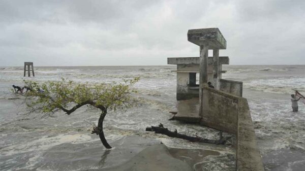 তাণ্ডব চালাচ্ছে ঘূর্ণিঝড় রেমাল