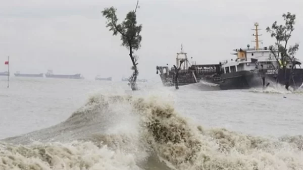 উপকূলে আঘাত হেনেছে রেমালের মূল অংশ