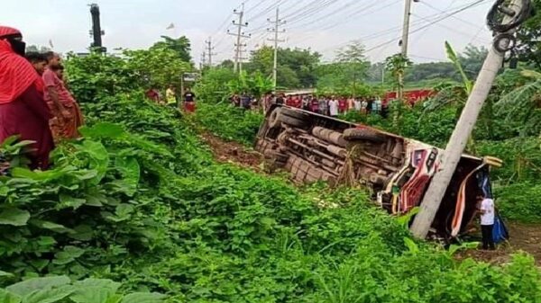 ভালুকায় বাস উল্টে নিহত হেলপার