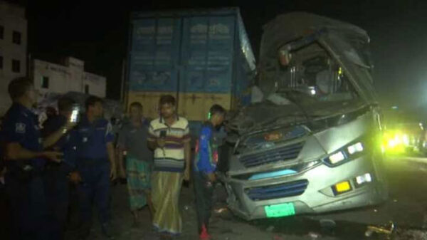 বগুড়ায় বাস-কাভার্ডভ্যান মুখোমুখি সংঘর্ষে নিহত ৪