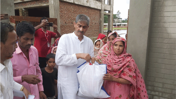 লক্ষ্মীপুরে বন্যার্তদের ত্রাণ সামগ্রী পৌঁছে দিচ্ছে বিএনপি