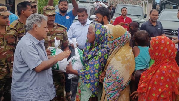 ফেনী ও কুমিল্লায় ত্রাণ বিতরণ করলেন উপদেষ্টা এম সাখাওয়াত