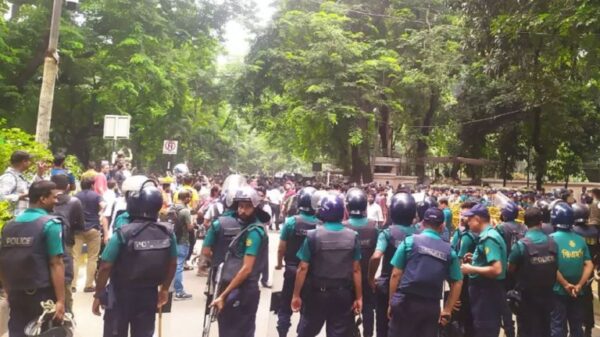 ৩৫ প্রত্যাশীদের ওপর পুলিশের টিয়ারশেল নিক্ষেপ