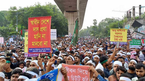 শাহবাগে সরকারি প্রতিষ্ঠানের আউটসোর্সিং কর্মীদের বিক্ষোভ