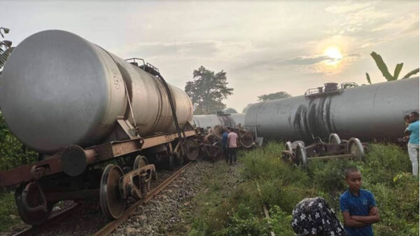 চুয়াডাঙ্গায় বগি লাইনচ্যুত, খুলনার সঙ্গে রেল যোগাযোগ বন্ধ