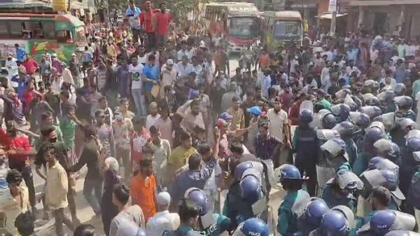 রাজধানীর বিভিন্ন এলাকায় অটোরিকশা চালকদের সড়ক অবরোধ