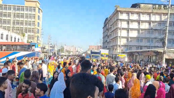 গাজীপুরে শ্রমিকদের মহাসড়ক অবরোধে দীর্ঘ যানজট